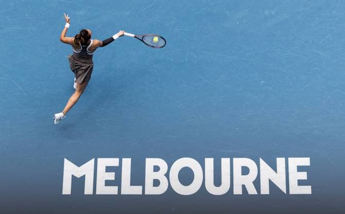 (250115) -- MELBOURNE, Jan. 15, 2025 -- Zheng Qinwen hits a return during the women s singles 2nd round match between Zheng Qinwen of China and Laura Siegemund of Germany at Australian Open tennis tournament in Melbourne, Australia, Jan. 15, 2025. (Photo by Xinhua) (SP)AUSTRALIA-MELBOURNE-TENNIS-AUSTRALIAN OPEN-DAY 4 HuxJingchen 