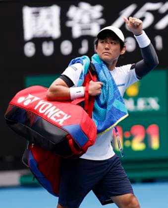 (250115) -- MELBOURNE, Jan. 15, 2025 -- Nishioka Yoshihito leaves the court after the men s singles 2nd round match between Carlos Alcaraz of Spain and Nishioka Yoshihito of Japan at Australian Open tennis tournament in Melbourne, Australia, Jan. 15, 2025. ) (SP)AUSTRALIA-MELBOURNE-TENNIS-AUSTRALIAN OPEN-DAY 4 MaxPing 