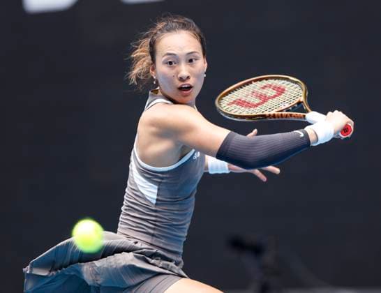 (250115) -- MELBOURNE, Jan. 15, 2025 -- Zheng Qinwen hits a return during the women s singles 2nd round match between Zheng Qinwen of China and Laura Siegemund of Germany at Australian Open tennis tournament in Melbourne, Australia, Jan. 15, 2025. ) (SP)AUSTRALIA-MELBOURNE-TENNIS-AUSTRALIAN OPEN-DAY 4 MaxPing 