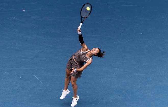 (250115) -- MELBOURNE, Jan. 15, 2025 -- Zheng Qinwen serves during the women s singles 2nd round match between Zheng Qinwen of China and Laura Siegemund of Germany at Australian Open tennis tournament in Melbourne, Australia, Jan. 15, 2025. (Photo by Xinhua) (SP)AUSTRALIA-MELBOURNE-TENNIS-AUSTRALIAN OPEN-DAY 4 HuxJingchen 