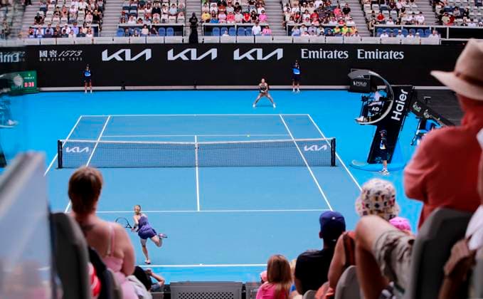 (250115) -- MELBOURNE, Jan. 15, 2025 -- Zheng Qinwen competes during the women s singles 2nd round match between Zheng Qinwen of China and Laura Siegemund of Germany at Australian Open tennis tournament in Melbourne, Australia, Jan. 15, 2025. ) (SP)AUSTRALIA-MELBOURNE-TENNIS-AUSTRALIAN OPEN-DAY 4 MaxPing 