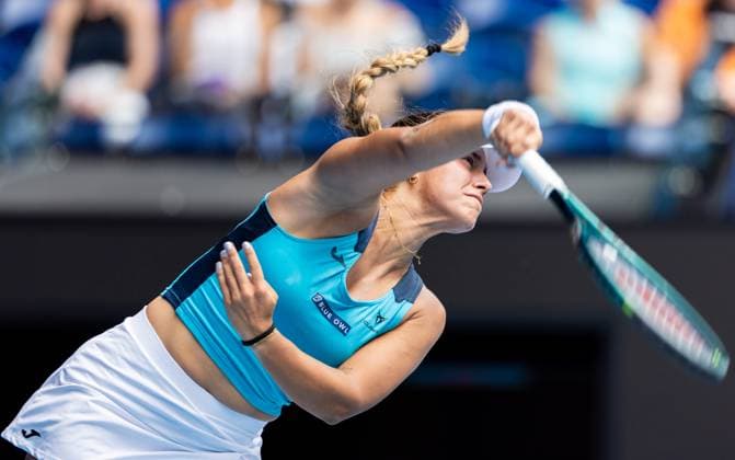 (250115) -- MELBOURNE, Jan. 15, 2025 -- Jessica Bouzas Maneiro serves during the women s singles 2nd round match between Aryna Sabalenka of Belarus and Jessica Bouzas Maneiro of Spain at Australian Open tennis tournament in Melbourne, Australia, Jan. 15, 2025. (Photo by Xinhua) (SP)AUSTRALIA-MELBOURNE-TENNIS-AUSTRALIAN OPEN-DAY 4 HuxJingchen 