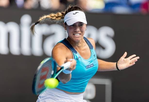 (250115) -- MELBOURNE, Jan. 15, 2025 -- Jessica Bouzas Maneiro hits a return during the women s singles 2nd round match between Aryna Sabalenka of Belarus and Jessica Bouzas Maneiro of Spain at Australian Open tennis tournament in Melbourne, Australia, Jan. 15, 2025. (Photo by Xinhua) (SP)AUSTRALIA-MELBOURNE-TENNIS-AUSTRALIAN OPEN-DAY 4 HuxJingchen 