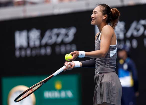 (250115) -- MELBOURNE, Jan. 15, 2025 -- Zheng Qinwen talks with the referee during the women s singles 2nd round match between Zheng Qinwen of China and Laura Siegemund of Germany at Australian Open tennis tournament in Melbourne, Australia, Jan. 15, 2025. ) (SP)AUSTRALIA-MELBOURNE-TENNIS-AUSTRALIAN OPEN-DAY 4 MaxPing 