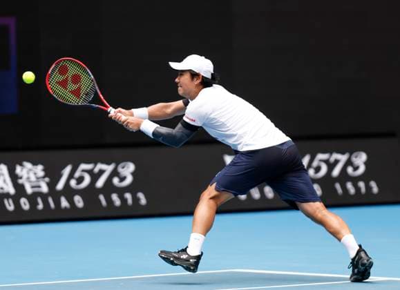 (250115) -- MELBOURNE, Jan. 15, 2025 -- Nishioka Yoshihito hits a return during the men s singles 2nd round match between Carlos Alcaraz of Spain and Nishioka Yoshihito of Japan at Australian Open tennis tournament in Melbourne, Australia, Jan. 15, 2025. ) (SP)AUSTRALIA-MELBOURNE-TENNIS-AUSTRALIAN OPEN-DAY 4 MaxPing 