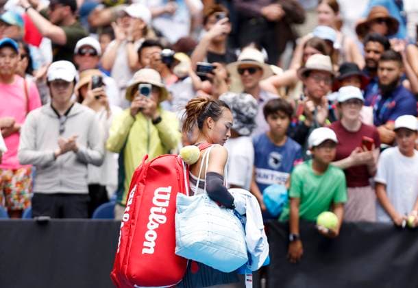 (250115) -- MELBOURNE, Jan. 15, 2025 -- Zheng Qinwen leaves the court after the women s singles 2nd round match between Zheng Qinwen of China and Laura Siegemund of Germany at Australian Open tennis tournament in Melbourne, Australia, Jan. 15, 2025. ) (SP)AUSTRALIA-MELBOURNE-TENNIS-AUSTRALIAN OPEN-DAY 4 MaxPing 