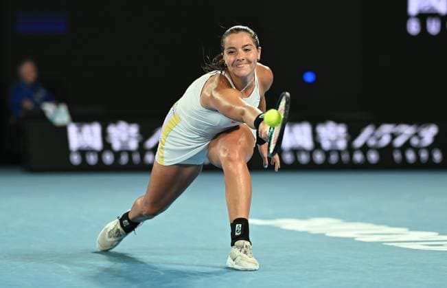 TENNIS AUSTRALIAN OPEN, Jodie Burrage of Great Britain returns during her round 2 match against Coco Gauff of USA during the 2025 Australian Open at Melbourne Park in Melbourne, Wednesday, January 15, 2025. ( NO ARCHIVING, EDITORIAL USE ONLY, NO USE IN BOOKS WITHOUT CONSENT MELBOURNE VICTORIA AUSTRALIA  Copyright: xLUKASxCOCHx 20250115181444234313