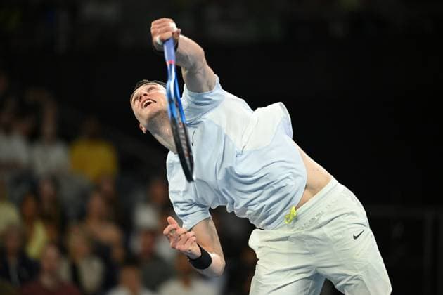 TENNIS AUSTRALIAN OPEN, Jack Draper of Great Britain serves during his round 2 match against Thanasi Kokkinakis of Australia during the 2025 Australian Open at Melbourne Park in Melbourne, Wednesday, January 15, 2025. ( NO ARCHIVING, EDITORIAL USE ONLY, NO USE IN BOOKS WITHOUT CONSENT MELBOURNE VICTORIA AUSTRALIA  Copyright: xJAMESxROSSx 20250115120497976380