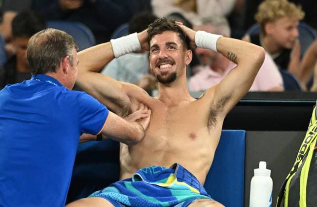 TENNIS AUSTRALIAN OPEN, Thanasi Kokkinakis of Australia receives medical attention duriing his round 2 match against Jack Draper of Great Britain during the 2025 Australian Open at Melbourne Park in Melbourne, Wednesday, January 15, 2025. ( NO ARCHIVING, EDITORIAL USE ONLY, NO USE IN BOOKS WITHOUT CONSENT MELBOURNE VICTORIA AUSTRALIA  Copyright: xJAMESxROSSx 20250115158410490912