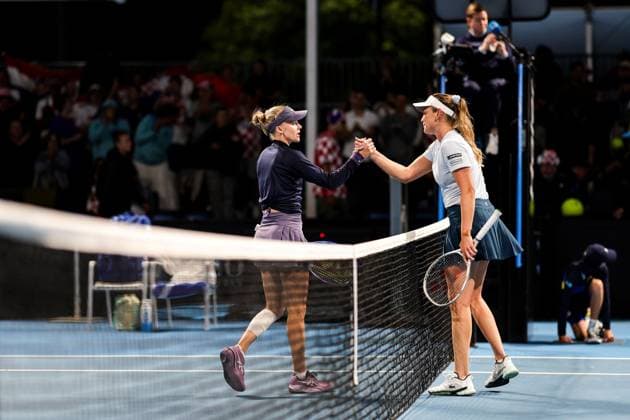 Donna Vekic of Croatia shakes hands with Harriet Dart of Great Britain after her win Australian Open, Day Four, Tennis, Melbourne Park, Melbourne, Australia - 15 Jan 2025  Copyright: xRachelxBach Shutterstockx 15101599jz
