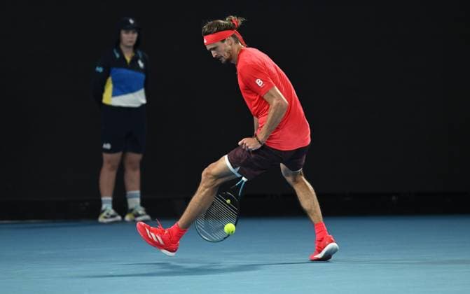 Sport Bilder des Tages TENNIS AUSTRALIAN OPEN, Alexander Zverev of Germany plays a tweener during his round 2 match against Pedro Martinez of Spain during the 2025 Australian Open at Melbourne Park in Melbourne, Wednesday, January 15, 2025. ( NO ARCHIVING, EDITORIAL USE ONLY, NO USE IN BOOKS WITHOUT CONSENT MELBOURNE VICTORIA AUSTRALIA  Copyright: xLUKASxCOCHx 20250115129264094446