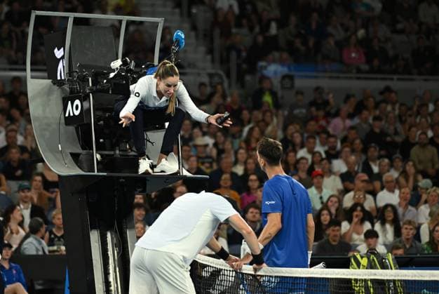 TENNIS AUSTRALIAN OPEN, The chair umpire discusses a disputed point with Jack Draper of Great Britain and Thanasi Kokkinakis of Australia during their second round match at the 2025 Australian Open at Melbourne Park in Melbourne, Wednesday, January 15, 2025. ( NO ARCHIVING, EDITORIAL USE ONLY, NO USE IN BOOKS WITHOUT CONSENT MELBOURNE VICTORIA AUSTRALIA  Copyright: xJAMESxROSSx 20250115179457619838