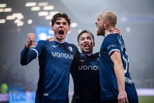 Sport Themen der Woche KW03 Sport Bilder des Tages GER, 1.FBL, VfL Bochum vs FC St. Pauli 15.01.2025, Vonovia Ruhrstadion, GER, 1.FBL, VfL Bochum vs FC St. Pauli im Bild Torjubel, Philipp Hofmann (VfL Bochum 33) jubelt mit Moritz Broschinski (VfL Bochum 29) und Felix Passlack (VfL Bochum 15) über seinen Treffer zum 1:0, *** GER, 1 FBL, VfL Bochum vs FC St Pauli 15 01 2025, Vonovia Ruhrstadion, GER, 1 FBL, VfL Bochum vs FC St Pauli in picture Goal celebration, Philipp Hofmann VfL Bochum 33 cheers with Moritz Broschinski VfL Bochum 29 and Felix Passlack VfL Bochum 15 about his goal for 1 0, nordphotoxGmbHx xRauch nph00251