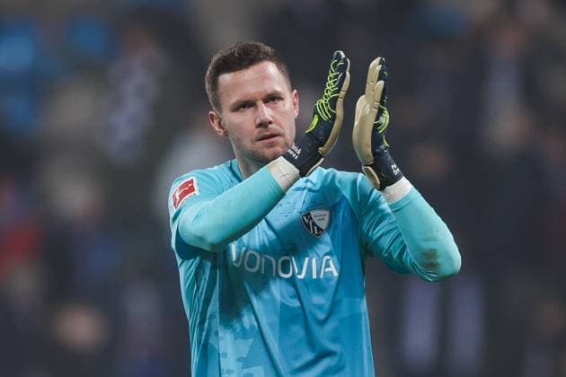 15 01 2025, 1 Bundesliga, Matchday 17, VfL Bochum 1848 FC St Pauli, Goalkeeper Patrick Drewes VfL Bochum 1848 thanks the fans, Bochum Vonovia Ruhrstadion NRW Germany xRHR PHOTO DEx Copyright: DennisxEwert RHR-FOTOx RHR-FOTO DE