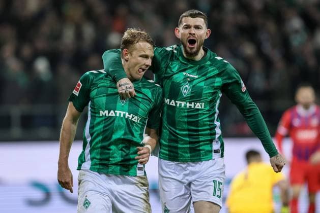 from left goal scorer Marco Grüll SV Werder Bremen, 17 and Oliver Burke SV Werder Bremen, 15 with goal celebration, jubilation, cheering, optimistic, game scene, highlight, joy about the goal to 3 2, THE DFL REGULATIONS PROHIBIT ANY USE OF PHOTOGRAPHS AS IMAGE SEQUENCES AND OR QUASI VIDEO , 15 01 2025, Bremen Germany , Football, Bundesliga, SV Werder Bremen 1 FC Heidenheim xobx