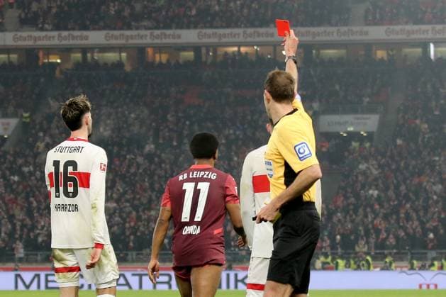 15 01 2025, xmohx, Soccer 1 Bundesliga, VfB Stuttgart RB Leipzig emspor, v l Referee Referee Sascha Stegemann NIederkassel shows Lois Openda RB Leipzig the yellow red card DFL DFB REGULATIONS PROHIBIT ANY USE OF PHOTOGRAPHS as IMAGE SEQUENCES and or QUASI VIDEO Stuttgart