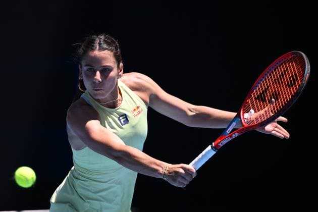 TENNIS AUSTRALIAN OPEN, Emma Navarro of USA returns during her round 2 match against Xiyu Wang of China during the 2025 Australian Open at Melbourne Park in Melbourne, Thursday, January 16, 2025. ( NO ARCHIVING, EDITORIAL USE ONLY, NO USE IN BOOKS WITHOUT CONSENT MELBOURNE VICTORIA AUSTRALIA  Copyright: xJOELxCARRETTx 20250116147503086053