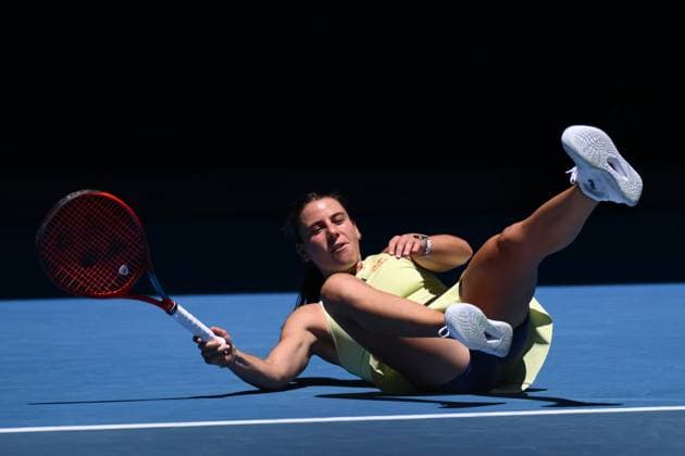 TENNIS AUSTRALIAN OPEN, Emma Navarro of USA falls during her round 2 match against Xiyu Wang of China during the 2025 Australian Open at Melbourne Park in Melbourne, Thursday, January 16, 2025. ( NO ARCHIVING, EDITORIAL USE ONLY, NO USE IN BOOKS WITHOUT CONSENT MELBOURNE VICTORIA AUSTRALIA  Copyright: xJOELxCARRETTx 20250116117261953157