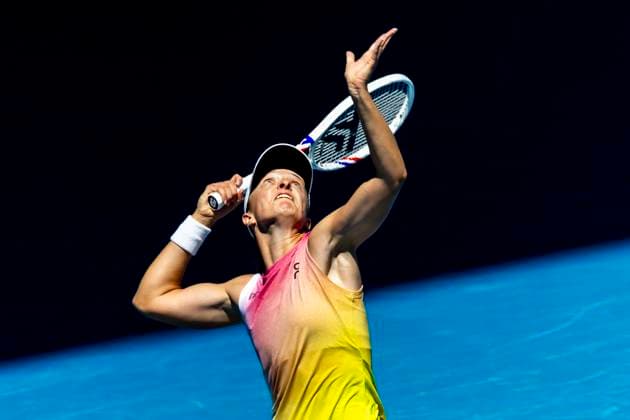 MELBOURNE, VIC - JANUARY 16: Iga Swiatek of Poland serves the ball during Round 2 of the 2025 Australian Open on January 16 2025, at Melbourne Park in Melbourne, Australia. (Photo by Jason Heidrich Icon Sportswire) TENNIS: JAN 16 Australian Open EDITORIAL USE ONLY Icon250116001