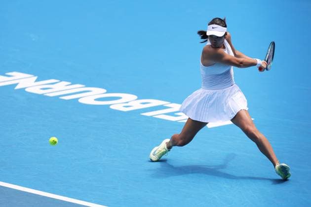 Emma Raducanu of Great Britain hits a backhand Australian Open, Day Five, Tennis, Melbourne Park, Melbourne, Australia - 16 Jan 2025  Copyright: xRachelxBach Shutterstockx 15102640au