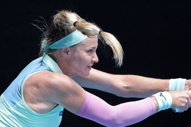 January 16, 2025: REBECCA SRAMKOVA of Slovakia in action against 2nd seed IGA SWIATEK of Poland on Rod Laver Arena in a Women s Singles 2nd round match on day 5 of the 2025 Australian Open in Melbourne, Australia. Cal Media Melbourne Australia - ZUMAc04_ 20250116_faf_c04_009 Copyright: xSydneyxLowx