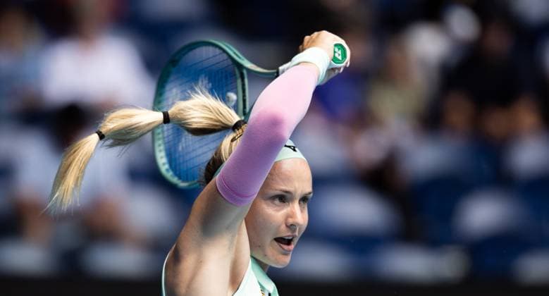 (250116) -- MELBOURNE, Jan. 16, 2025 -- Rebecca Sramkova hits a return during the women s singles 2nd round match between Iga Swiatek of Poland and Rebecca Sramkova of Slovakia at Australian Open tennis tournament in Melbourne, Australia, Jan. 16, 2025. (Photo by Xinhua) (SP)AUSTRALIA-MELBOURNE-TENNIS-AUSTRALIAN OPEN-DAY 5 HuxJingchen 