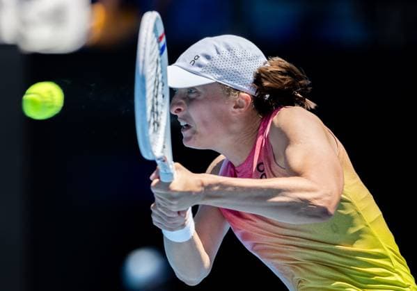 (250116) -- MELBOURNE, Jan. 16, 2025 -- Iga Swiatek hits a return during the women s singles 2nd round match between Iga Swiatek of Poland and Rebecca Sramkova of Slovakia at Australian Open tennis tournament in Melbourne, Australia, Jan. 16, 2025. (Photo by Xinhua) (SP)AUSTRALIA-MELBOURNE-TENNIS-AUSTRALIAN OPEN-DAY 5 HuxJingchen 