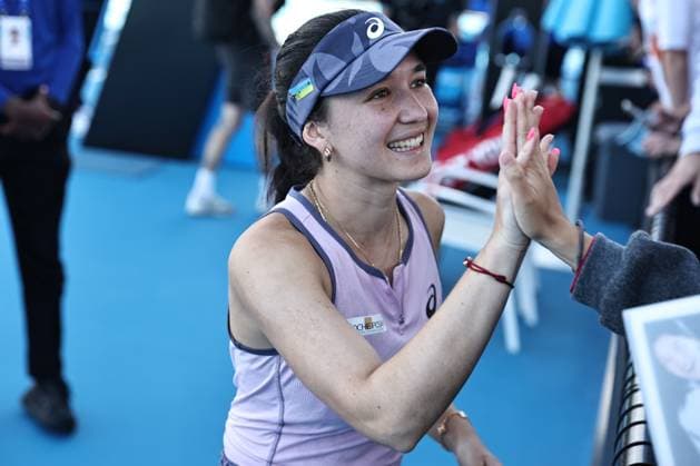 Eva Lys, GER, with fans after second round of 2025 Australian Open in Melbourne, 16 01 2025