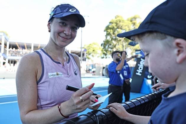 Eva Lys, GER, with fans after second round of 2025 Australian Open in Melbourne, 16 01 2025