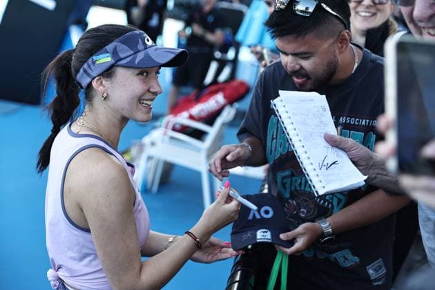 Eva Lys, GER, with fans after second round of 2025 Australian Open in Melbourne, 16 01 2025