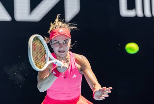 (250116) -- MELBOURNE, Jan. 16, 2025 -- Iva Jovic hits a return during the women s singles 2nd round match between Elena Rybakina of Kazakhstan and Iva Jovic of the United States at Australian Open tennis tournament in Melbourne, Australia, Jan. 16, 2025. (Photo by Xinhua) (SP)AUSTRALIA-MELBOURNE-TENNIS-AUSTRALIAN OPEN-DAY 5 HuxJingchen 