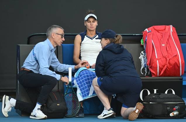 TENNIS AUSTRALIAN OPEN, Veronika Kudermetova of Russia receives medical treatment during her round 2 match against Katie Boulter of Great Britain during the 2025 Australian Open at Melbourne Park in Melbourne, Thursday, January 16, 2025. ( NO ARCHIVING, EDITORIAL USE ONLY, NO USE IN BOOKS WITHOUT CONSENT MELBOURNE VICTORIA AUSTRALIA  Copyright: xLUKASxCOCHx 20250116167252725987