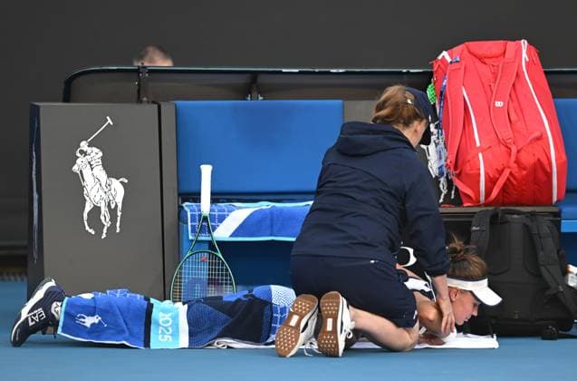TENNIS AUSTRALIAN OPEN, Veronika Kudermetova of Russia receives medical treatment during her round 2 match against Katie Boulter of Great Britain during the 2025 Australian Open at Melbourne Park in Melbourne, Thursday, January 16, 2025. ( NO ARCHIVING, EDITORIAL USE ONLY, NO USE IN BOOKS WITHOUT CONSENT MELBOURNE VICTORIA AUSTRALIA  Copyright: xLUKASxCOCHx 20250116121608102793