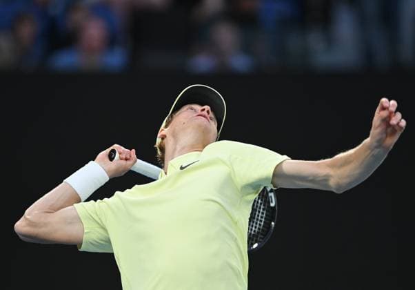 TENNIS AUSTRALIAN OPEN, Jannik Sinner of Italy prepares to serve during his round 2 match against Tristan Schoolkate of Australia during the 2025 Australian Open at Melbourne Park in Melbourne, Thursday, January 16, 2025. ( NO ARCHIVING, EDITORIAL USE ONLY, NO USE IN BOOKS WITHOUT CONSENT MELBOURNE VICTORIA AUSTRALIA  Copyright: xLUKASxCOCHx 20250116153044300300