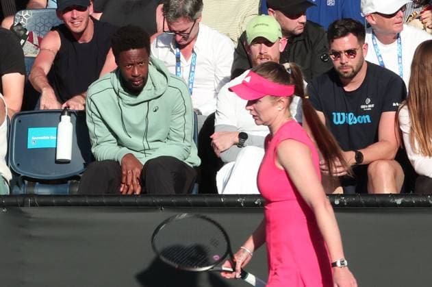 Open d Australie 2025 à Melbourne Gaël Monfils regarde le match de sa femme Elina Svitolina lors de l Open d Australie 2025 à Melbourne le 16 janvier 2025. Nicolas Luttiau Bestimage Australian Open 2025 in Melbourne on 16 January 2025. Melbourne Australie  Copyright: x xNicolasxLuttiau Bestimagex xNicolasxLuttiau Bestimagex