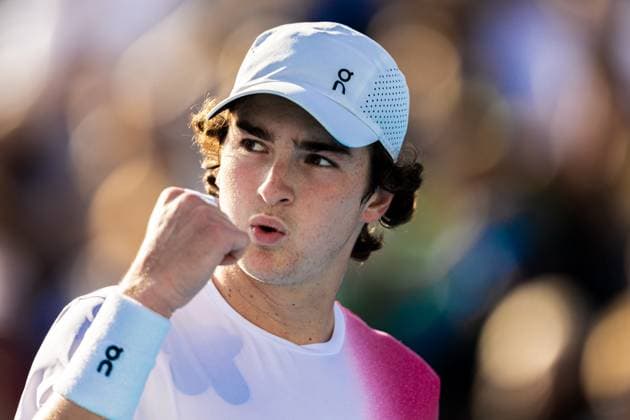 (250116) -- MELBOURNE, Jan. 16, 2025 -- Joao Fonseca reacts during the men s singles 2nd round match between Joao Fonseca of Brazil and Lorenzo Sonego of Italy at Australian Open tennis tournament in Melbourne, Australia, Jan. 16, 2025. (Photo by Xinhua) (SP)AUSTRALIA-MELBOURNE-TENNIS-AUSTRALIAN OPEN-DAY 5 HuxJingchen 