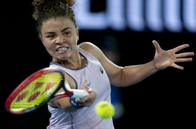 (250116) -- MELBOURNE, Jan. 16, 2025 -- Jasmine Paolini hits a return during women s singles second round match between Jasmine Paolini of Italy and Renata Zarazua of Mexico at Australian Open tennis tournament in Melbourne, Australia, Jan. 16, 2025. ) (SP)AUSTRALIA-MELBOURNE-TENNIS-AUSTRALIAN OPEN-DAY 5 LuixSiuxWai 