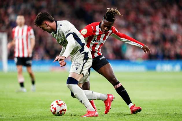January 16, 2025, Bilbao, Vizcaya, SPAIN: Aimar Oroz of CA Osasuna and Nico Williams of Athletic Club in action during the Copa del Rey Round of 16 match between Athletic Club and CA Osasuna at San Mames stadium on January 16, 2025, in Bilbao, Spain. Bilbao SPAIN - ZUMAa181 20250116_zaa_a181_041 Copyright: xIrinaxR.xHipolitox