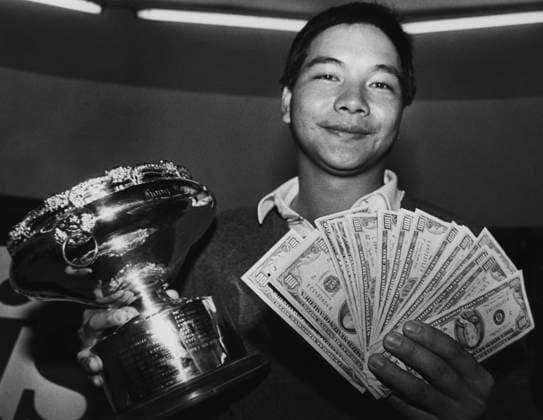 Archivbilder der Woche SPORT KW03 Taiwanese golfer Hsieh Chin-sheng holding his trophy and rewards with smile, as he won the Hongkong open golf champion 1988. 14FEB88 Hong Kong Hong Kong EDITORIAL USE ONLY  Copyright: xx MER1607141102074557 OliverxTsangx scmpphotos900531