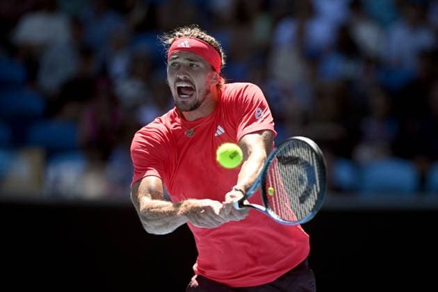 TENNIS AUSTRALIAN OPEN, Alexander Zverev of Germany returns during his round three match against Jacob Fearnley of Great Britian during the 2025 Australian Open at Melbourne Park in Melbourne, Friday, January 17, 2025. ( NO ARCHIVING, EDITORIAL USE ONLY, NO USE IN BOOKS WITHOUT CONSENT MELBOURNE VICTORIA AUSTRALIA  Copyright: xLUKASxCOCHx 20250117180295040158