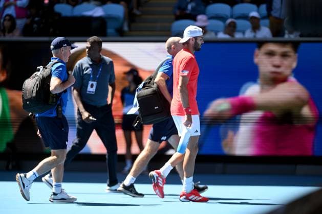 TENNIS AUSTRALIAN OPEN, Jacob Fearnley of Great Britian takes a medical time out during his round three match against Alexander Zverev of Germany during the 2025 Australian Open at Melbourne Park in Melbourne, Friday, January 17, 2025. ( NO ARCHIVING, EDITORIAL USE ONLY, NO USE IN BOOKS WITHOUT CONSENT MELBOURNE VICTORIA AUSTRALIA  Copyright: xLUKASxCOCHx 20250117119523130745