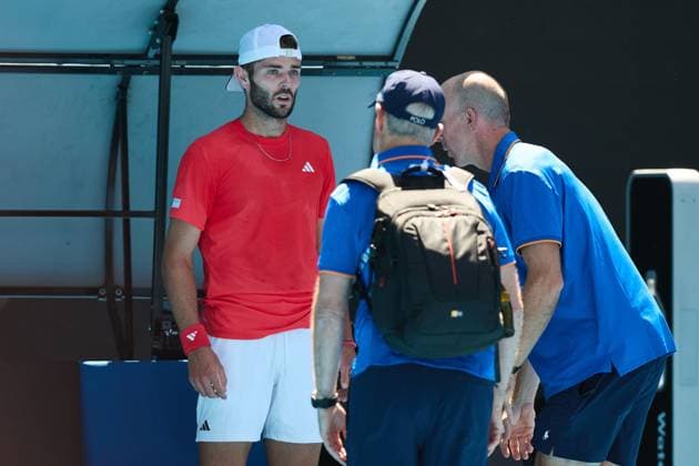 Jacob Fearnley of Great Britain receives medical treatment Australian Open, Day Six, Tennis, Melbourne Park, Melbourne, Australia - 17 Jan 2025  Copyright: xRachelxBach Shutterstockx 15102642av