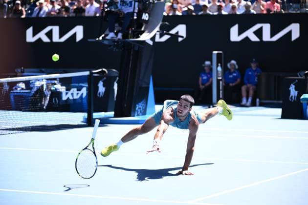 TENNIS AUSTRALIAN OPEN, Carlos Alcaraz of Spain loses his racquet and footing as he dives to return during his round three match against Nuno Borges of Portugal during the 2025 Australian Open at Melbourne Park in Melbourne, Friday, January 17, 2025. ( NO ARCHIVING, EDITORIAL USE ONLY, NO USE IN BOOKS WITHOUT CONSENT MELBOURNE VICTORIA AUSTRALIA  Copyright: xJOELxCARRETTx 20250117155485030164