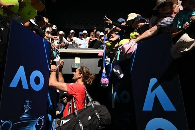 TENNIS AUSTRALIAN OPEN, Alexander Zverev of Germany signs autographs for fans following his round three win over Jacob Fearnley of Great Britian during the 2025 Australian Open at Melbourne Park in Melbourne, Friday, January 17, 2025. ( NO ARCHIVING, EDITORIAL USE ONLY, NO USE IN BOOKS WITHOUT CONSENT MELBOURNE VICTORIA AUSTRALIA  Copyright: xLUKASxCOCHx 20250117186177639030