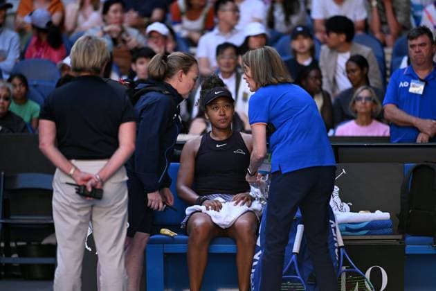 TENNIS AUSTRALIAN OPEN, Naomi Osaka of Japan is seen to by medical staff prior to retiring during her round three match against Belinda Bencic of Switzerland during the 2025 Australian Open at Melbourne Park in Melbourne, Friday, January 17, 2025. ( NO ARCHIVING, EDITORIAL USE ONLY, NO USE IN BOOKS WITHOUT CONSENT MELBOURNE VICTORIA AUSTRALIA  Copyright: xJAMESxROSSx 20250117119200369410