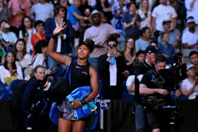 TENNIS AUSTRALIAN OPEN, Naomi Osaka of Japan waves to the crowd as she retires during her round three match against Belinda Bencic of Switzerland during the 2025 Australian Open at Melbourne Park in Melbourne, Friday, January 17, 2025. ( NO ARCHIVING, EDITORIAL USE ONLY, NO USE IN BOOKS WITHOUT CONSENT MELBOURNE VICTORIA AUSTRALIA  Copyright: xJAMESxROSSx 20250117196920376297