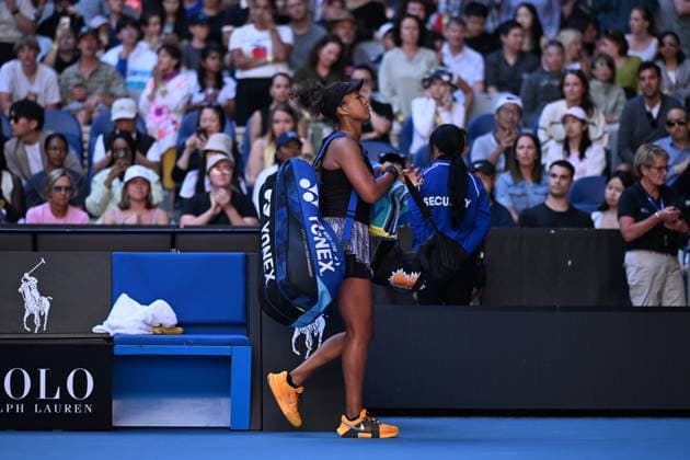 TENNIS AUSTRALIAN OPEN, Naomi Osaka of Japan walks from the court retiring injured during her round three match against Belinda Bencic of Switzerland during the 2025 Australian Open at Melbourne Park in Melbourne, Friday, January 17, 2025. ( NO ARCHIVING, EDITORIAL USE ONLY, NO USE IN BOOKS WITHOUT CONSENT MELBOURNE VICTORIA AUSTRALIA  Copyright: xJAMESxROSSx 20250117199502032232