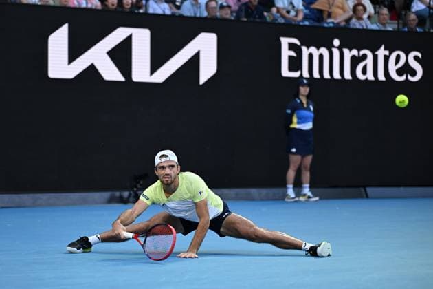 TENNIS AUSTRALIAN OPEN, Tomas Machac of Czechia returns during his round three match against Novak Djokovic of Serbia during the 2025 Australian Open at Melbourne Park in Melbourne, Friday, January 17, 2025. ( NO ARCHIVING, EDITORIAL USE ONLY, NO USE IN BOOKS WITHOUT CONSENT MELBOURNE VICTORIA AUSTRALIA  Copyright: xJAMESxROSSx 20250117180889323570
