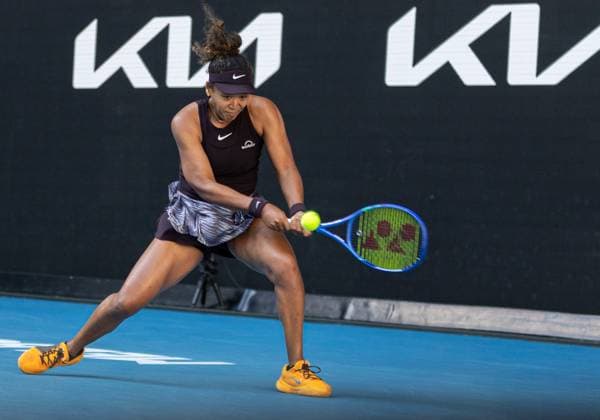 (250117) -- MELBOURNE, Jan. 17, 2025 -- Osaka Naomi hits a return during the women s singles 3rd round match between Osaka Naomi of Japan and Belinda Bencic of Switzerland at Australian Open tennis tournament in Melbourne, Australia, Jan. 17, 2025. (Photo by Xinhua) (SP)AUSTRALIA-MELBOURNE-TENNIS-AUSTRALIAN OPEN-DAY 6 HuxJingchen 