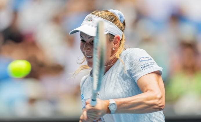 (250117) -- MELBOURNE, Jan. 17, 2025 -- Donna Vekic hits a return during the women s singles 3rd round match between Diana Shnaider of Russia and Donna Vekic of Croatia at Australian Open tennis tournament in Melbourne, Australia, Jan. 17, 2025. (Photo by Xinhua) (SP)AUSTRALIA-MELBOURNE-TENNIS-AUSTRALIAN OPEN-DAY 6 HuxJingchen 
